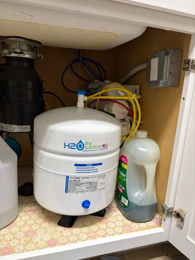 Reverse osmosis storage tank under a kitchen sink